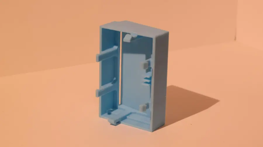 Custodia per elettronica, con le guide della scheda dentro.