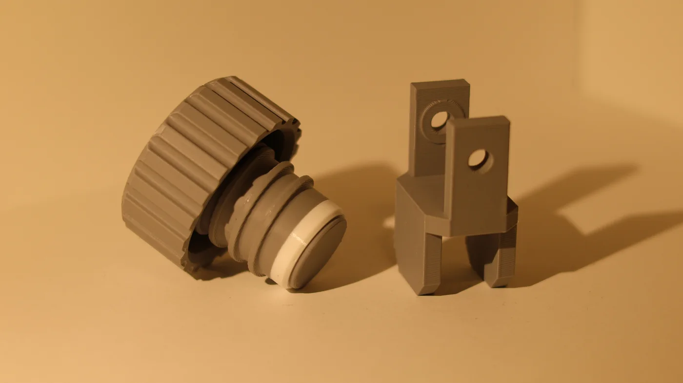 Una ghiera filettata e una staffa stampate in 3D